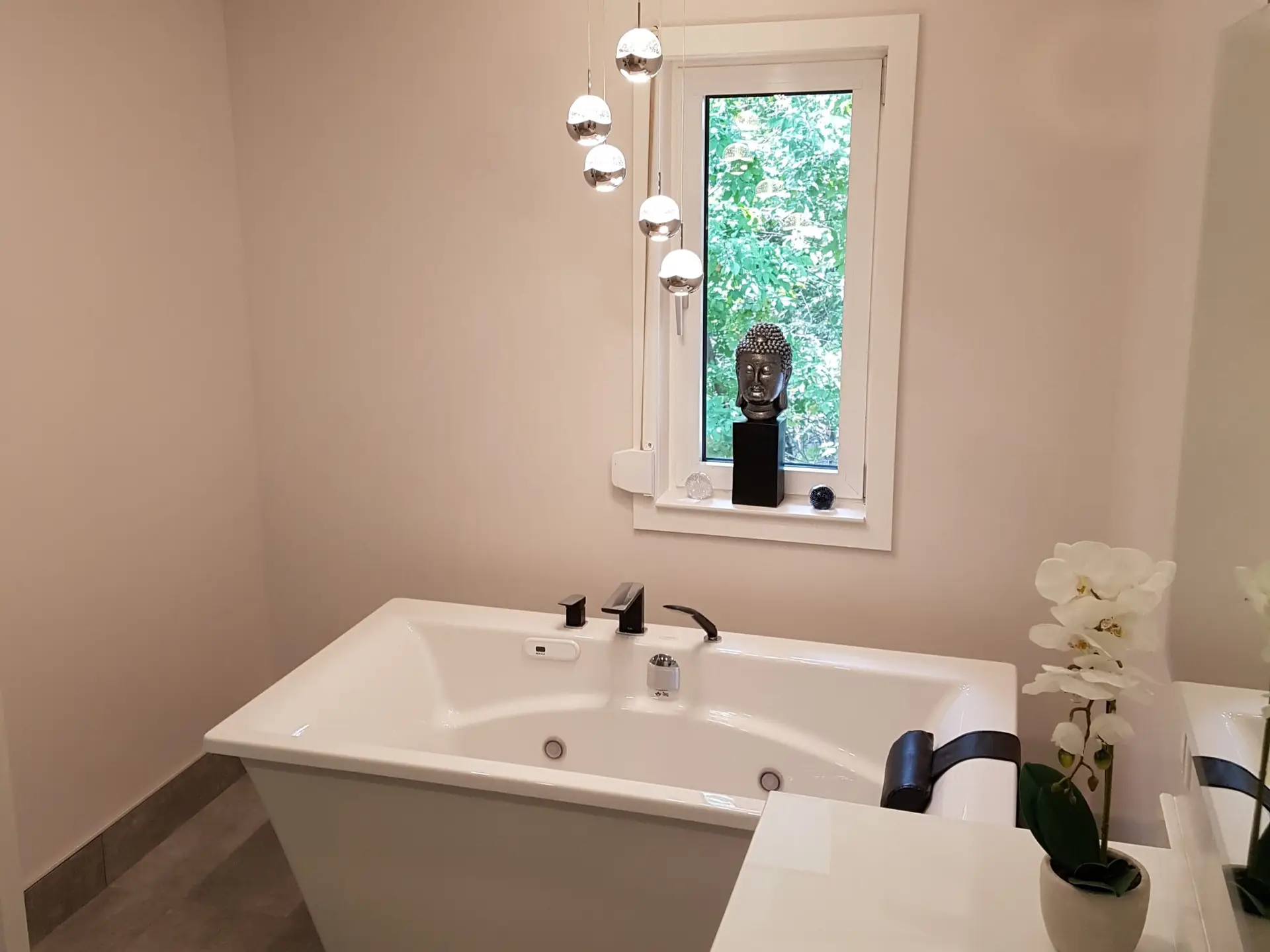 White Kitchen Peninsula